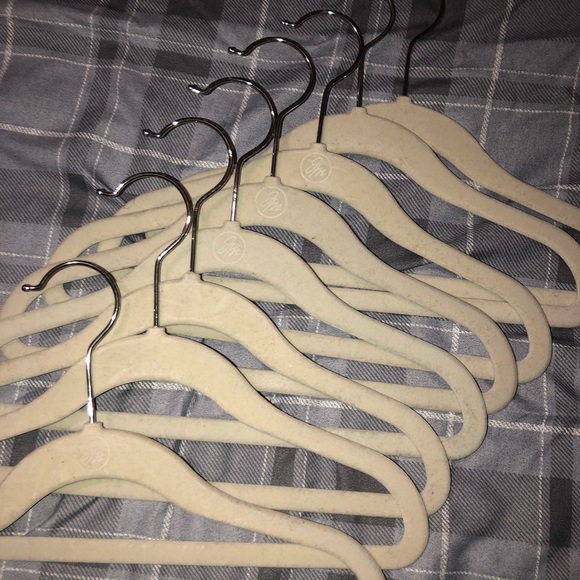 Pack of 8 cream/white kid hangers velvet material - Picture 7 of 8